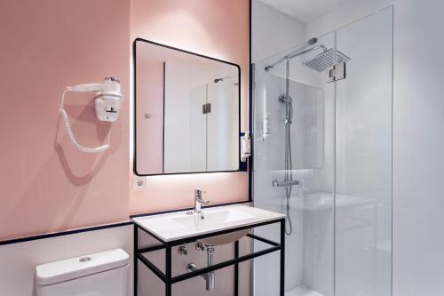 Ένα μπάνιο στο B&B HOTEL Madrid Centro Plaza Mayor