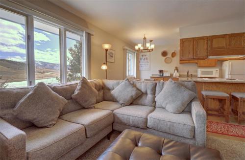 Una sala de estar con un sofá y una cocina. en CC19 Chateau Claire condo, en Dillon