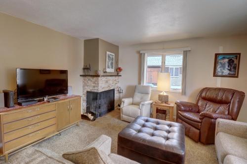 sala de estar con sofá, TV y chimenea en CC19 Chateau Claire condo, en Dillon