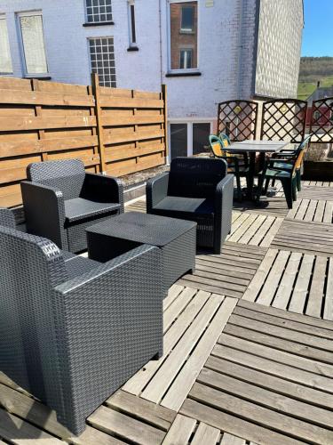 una terrazza con tavolo e sedie di Appartement au Centre de Stavelot a Stavelot