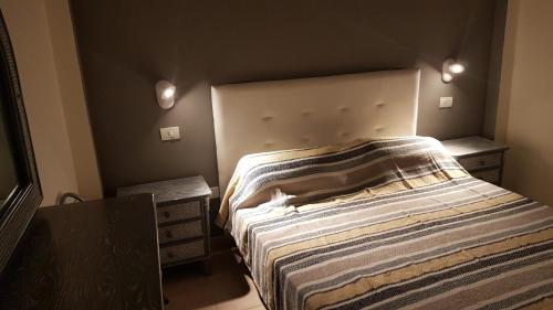 Dormitorio pequeño con cama y mesa en beach 400mtr, top of mountain with spectacular surround view 200mtr, en Los Cristianos
