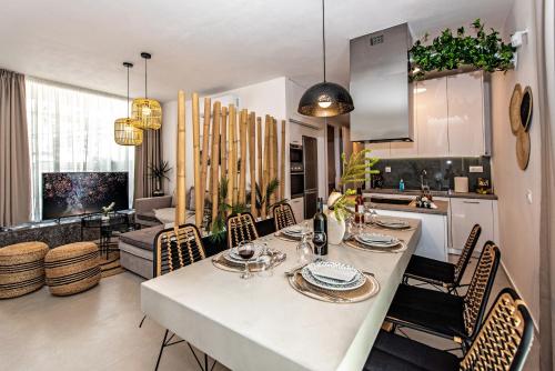 a kitchen and dining room with a table and chairs at Memoria in Gerani