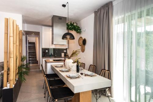 a kitchen with a table and chairs in a room at Memoria in Gerani