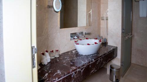 Carlton Al Moaibed Hotel tesisinde bir banyo
