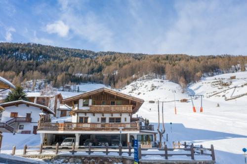 eine Skihütte im Schnee mit Skipiste in der Unterkunft Am Trogwohl in Sölden