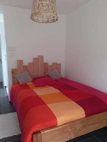 En eller flere senge i et værelse på Chambre privée au coeur d'une pinède dans un quartier résidentiel