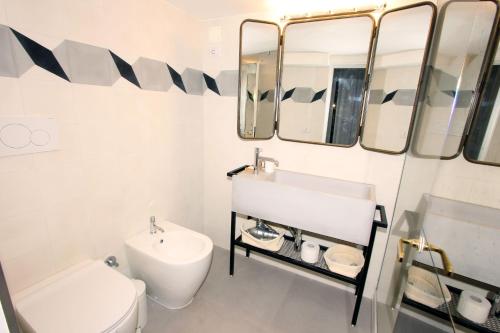 ローマにあるOttoboni Flatsのバスルーム(洗面台、トイレ、鏡付)