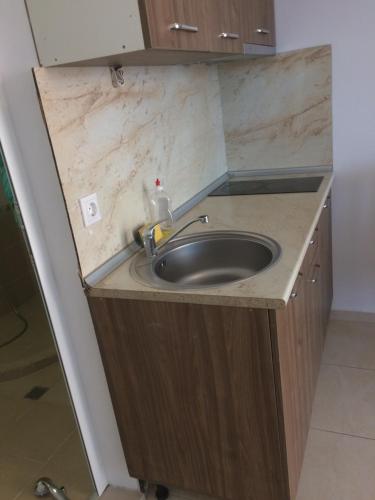 ラブダにあるVilla Milagro Apartmentsの台所のカウンターの洗面台