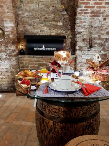 a table with a plate of food on top of a barrel at Al Silter in Capriate San Gervasio