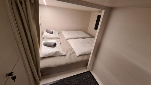 Postel nebo postele na pokoji v ubytování Cabin HOSTEL