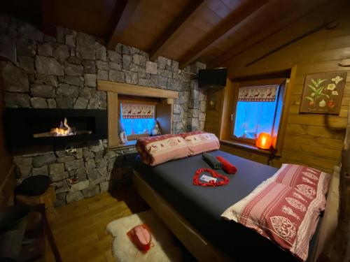 Postel nebo postele na pokoji v ubytování ALLA STALLA Suite & Chalet