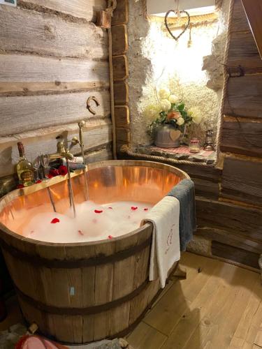 una vasca da bagno in legno in una camera con finestra di Il Roccolino a Valsecca