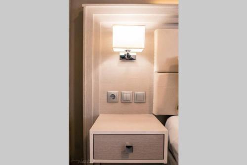 een kleine kamer met een bed en een lamp bij Remvi Deluxe Apartment 104 with Sea View in Karpathos