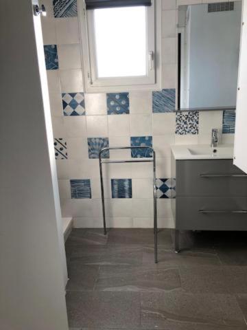 une salle de bain avec un lavabo et une fenêtre dans l'établissement Camping de la Baie-Baie de Somme-Sites et Paysages, à Pendé