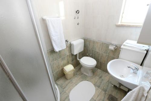 łazienka z toaletą i umywalką w obiekcie Apartment in Stara Novalja with sea view, balcony, air conditioning, WiFi (4897-1) w mieście Stara Novalja
