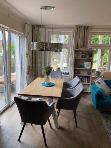 a living room with a wooden table and chairs at ART-hüs in Westerland