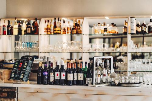 un bar con botellas de vino en una barra en Pension Alter Hafen, en Zehdenick