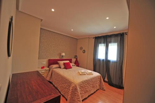 una camera d'albergo con letto e finestra di Avenida Paseo 3 Rooms 2 baños a Cadice