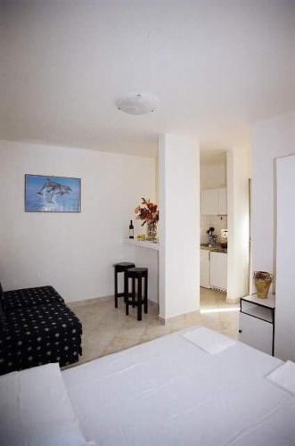 una camera bianca con un letto e un tavolo di Levanat 1 a Kotor (Cattaro)