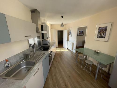 une cuisine avec un évier et un plan de travail dans l'établissement « Le traversin » Centre Sarlat App. 2 chambres, à Sarlat-la-Canéda