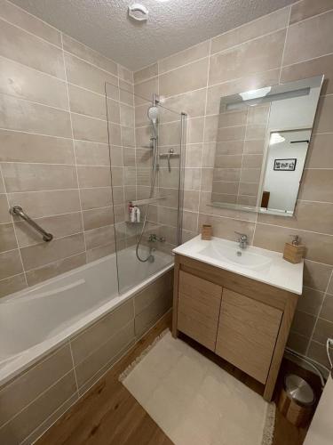 une salle de bain avec une baignoire, un lavabo et une douche dans l'établissement « Le traversin » Centre Sarlat App. 2 chambres, à Sarlat-la-Canéda