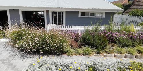 un jardín frente a una casa con flores en Knysna Budget Friendly Stay, en Knysna