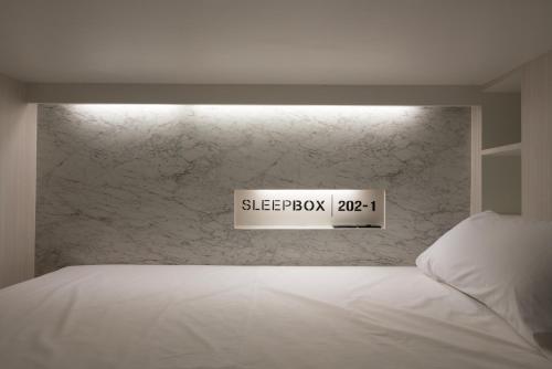 Postel nebo postele na pokoji v ubytování Sleep Box Sukhumvit 22