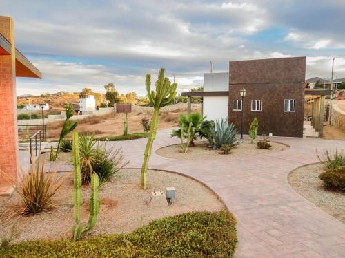 un patio con cactus y un edificio en Las Casitas Del Valle by Rotamundos, en Las Palmas