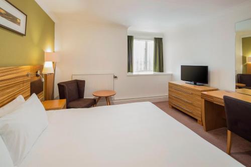 Katil atau katil-katil dalam bilik di Crowne Plaza Chester by IHG