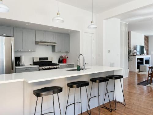 Η κουζίνα ή μικρή κουζίνα στο Historic 1900s Townhome with a Modern Flair