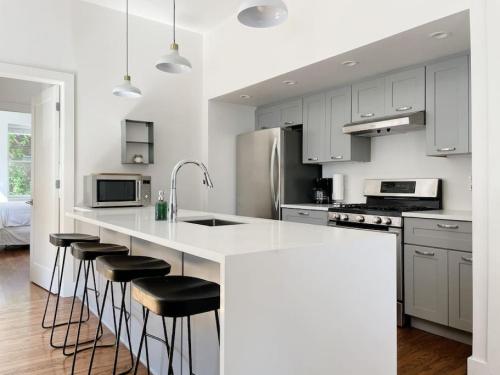 Køkken eller tekøkken på Historic 1900s Townhome with a Modern Flair