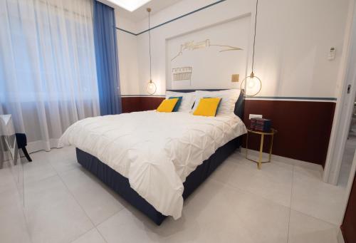 una camera da letto con un grande letto con due cuscini gialli di Napoli City Center - Appartamenti e Camere a Napoli