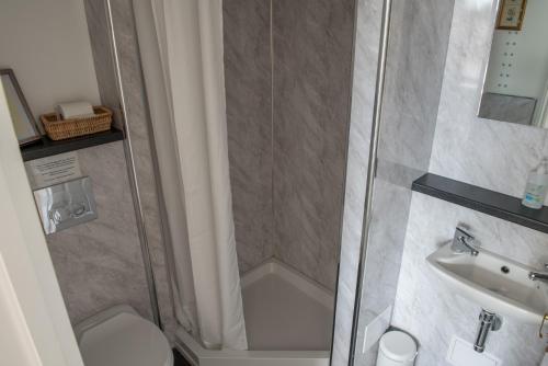 Toothbrush Rooms at Lattice Lodge - Guest Kitchen & EV Rechargingにあるバスルーム