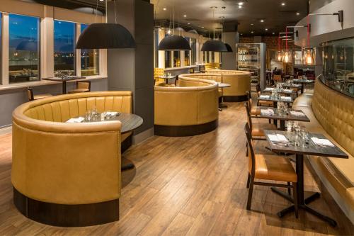 een restaurant met een rij tafels en stoelen bij Crowne Plaza Chester, an IHG Hotel in Chester