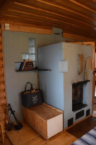 a living room with a fireplace in a house at Kaijansaaren Lomamökit in Tölvä