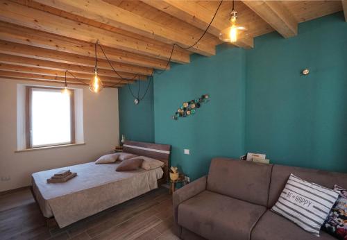 a bedroom with a bed and a couch at Toson d'Oro Bed & Breakfast in Sabbioneta
