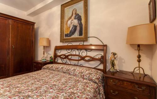 ein Schlafzimmer mit einem Bett und einem Gemälde an der Wand in der Unterkunft Habitación piso compartido in Sevilla