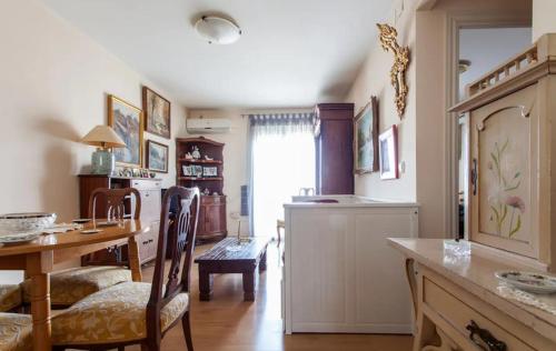 eine Küche mit Tisch und Esszimmer in der Unterkunft Habitación piso compartido in Sevilla