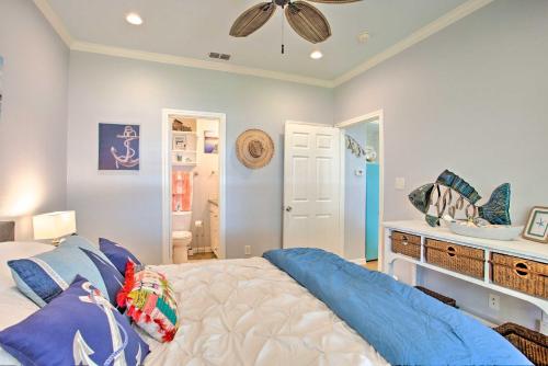 - une chambre avec un lit et un ventilateur de plafond dans l'établissement Pet-Friendly Lakefront Getaway with Hot Tub!, à Coffee City