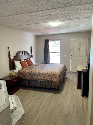 a bedroom with a large bed and a window at Smoky View Inn in Pigeon Forge