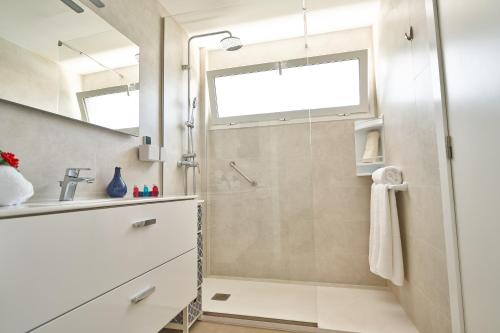 A bathroom at Villa Flamencos Rosas, Costa Adeje