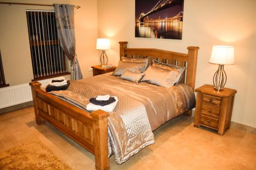 Tempat tidur dalam kamar di Glenshane Country House