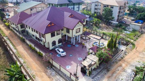 una vista aérea de una casa con techo púrpura en Gya-son Royal Guest House, en Kumasi