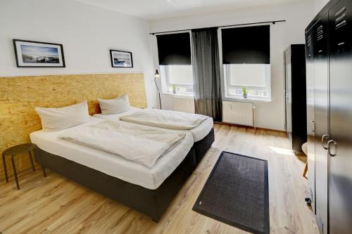เตียงในห้องที่ fewo1846 - Wechselstube - komfortable Unterkunft mit 2 Schlafzimmern und Terrasse