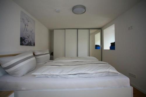 Tempat tidur dalam kamar di Ferienhaus Carpe diem