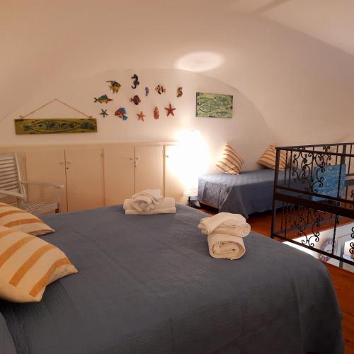 Dos camas en una habitación con toallas. en A Casa di Paola en Gaeta