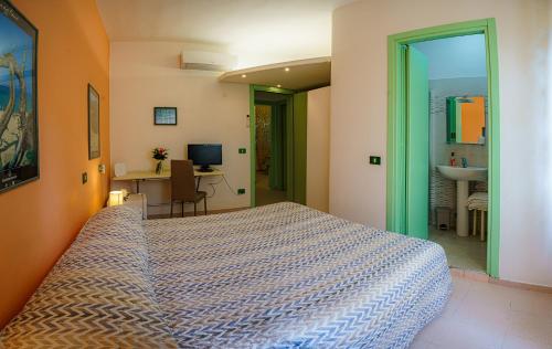 マリーナ・ディ・チェーチナにあるAffittacamere a due passi dal mareのベッドルーム1室(ベッド1台付)、バスルーム(シンク付)