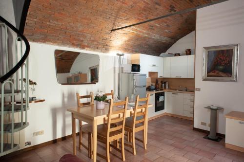 - une cuisine avec une table et des chaises dans la chambre dans l'établissement Casa Vacanza Scacco d' Argento, à Darfo Boario Terme