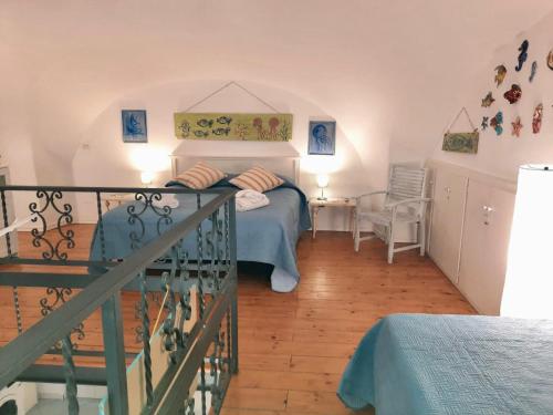 ガエータにあるA Casa di Paolaの小さなベッドルーム(ベッド1台、椅子付)