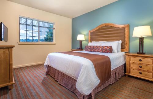 um quarto com uma cama grande e uma janela em WorldMark Running Y em Klamath Falls